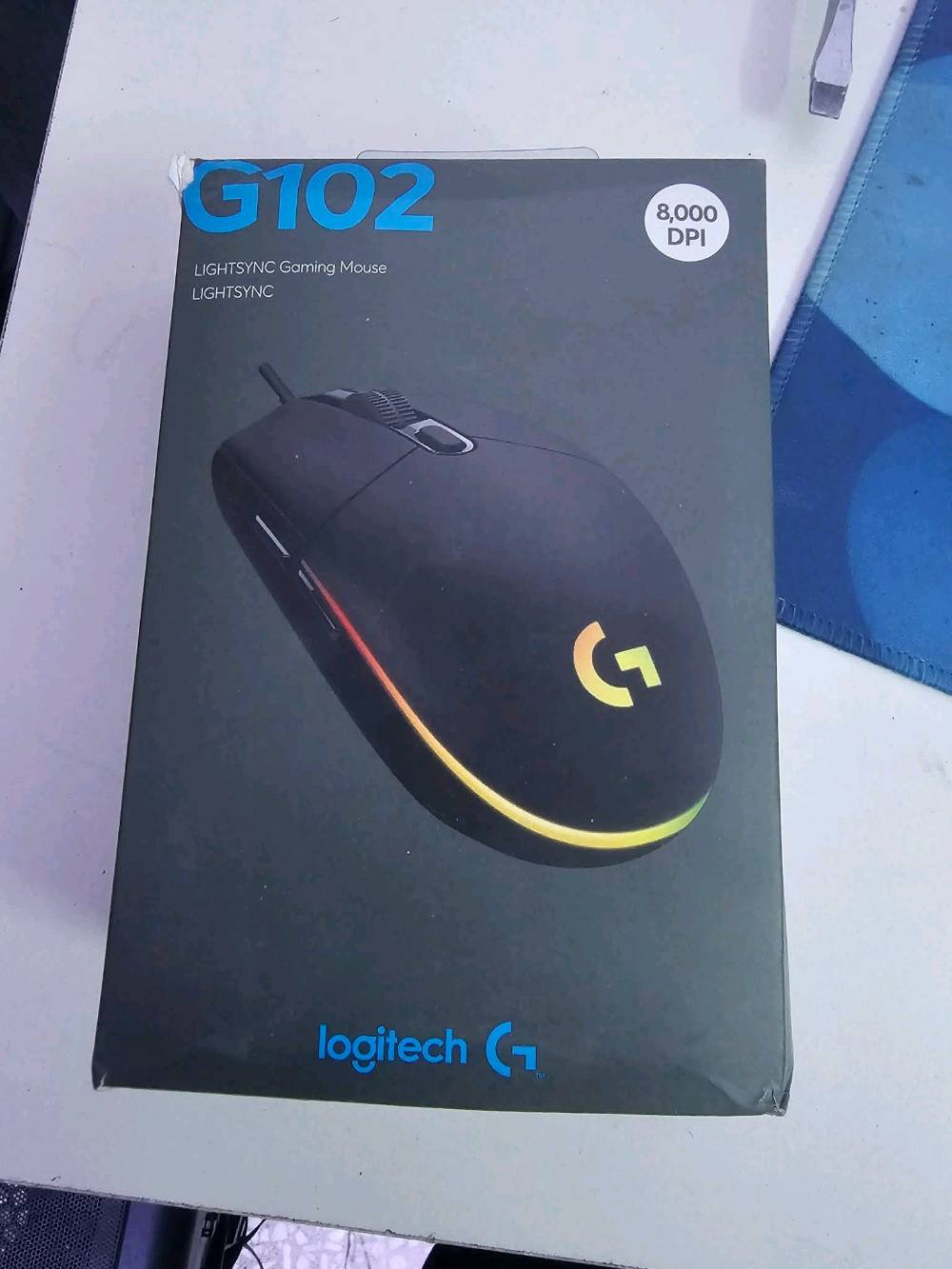 أنا أعرض ماوس Logitech G102 للبيع. الماوس مصمم خصيصاً لهواة الألعاب ويتميز بالإضاءة RGB والأداء العالي مع حساسية تصل إلى 8000 DPI لضمان دقة التحكم. المنتج بحالة ممتازة وصالح للاستخدام المباشر، وتم شراؤه مؤخراً. مناسب لكل من يستخدم الكمبيوتر لفترات طويلة سواء للألعاب أو الأعمال اليومية.