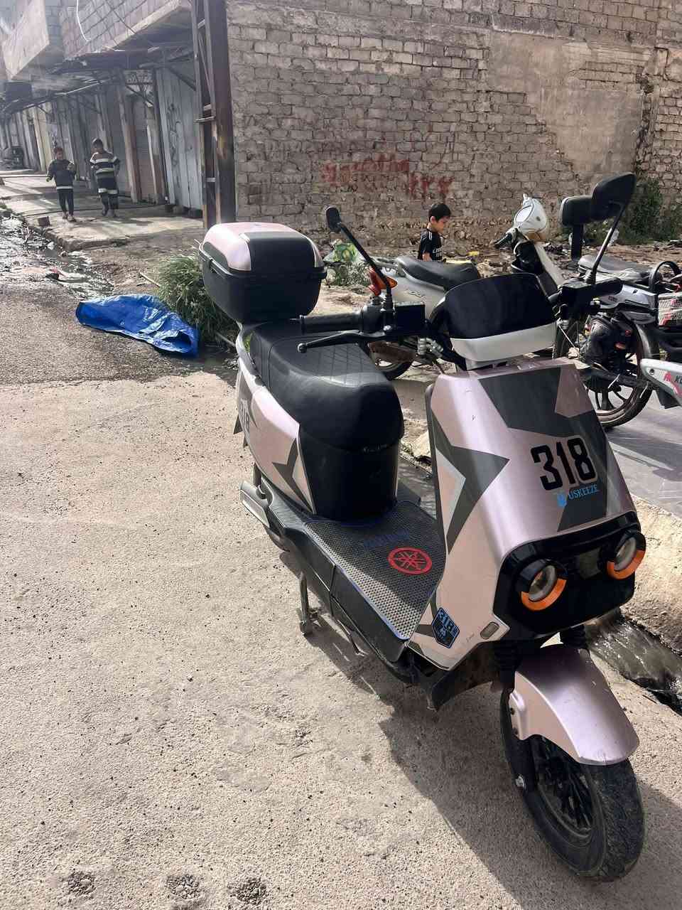 دراجة شحن 318 جديدة شرط بس عندي تريشة جودة رجل مكسورة بطاريات شرط سعر 500 بي مجال شي قليل***********
