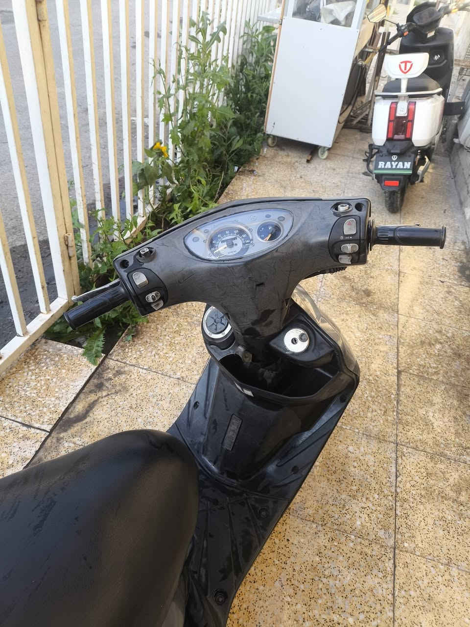 السلام عليكم ماكس ثعلب 140 صار شهرين من نزلتهه رمبه مكينه مكفوله دراجه مابيهه أي شي بس هاذا الكفر الامامي شويه مكسور مثل ما شوفون نضافه السعر 600 وبيهه مجال مكاني بغداد العبيدي ***********
