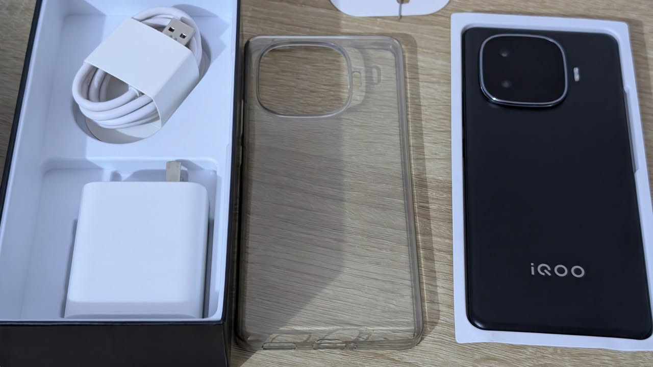 موبايل IQoo z9 Turbo plus  
معالج قوي جداً فئة رائدة +Dimensity 9300
 ببجي على 120 فريم ثابت
ذاكرة 12/256 
بطارية عملاقه 6400 شاحن 80 واط 
 كامل ملحقات نظيف جدا   

السعر 365 الف سعر ثابت ويتوفر توصيل 
  كربلاء حي الغدير  شارع المشجر 
 
***********
