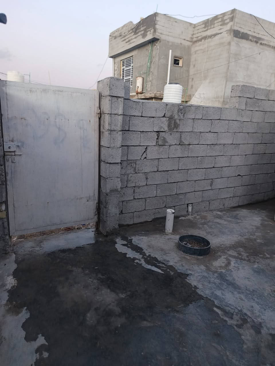 سلام عليكم  هيكل للبيع م120 يحتوي عله صتقبال ومطبخ وصاله وغرفت نوم وترك خلفي  يحتوي عله شارعي  لرضيه رفت لتواصل تصل عله رقم لمذكور الخاص 🔓 مغلق  ‏‪***********‬‏
