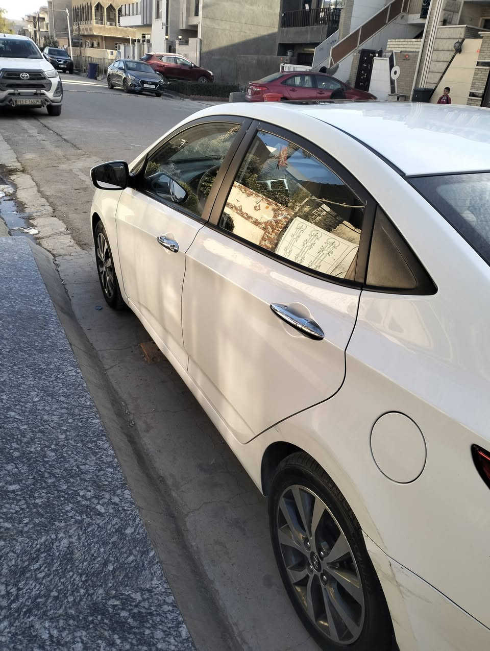 السلام عليكم اكسنت خليجي 2016لد فول مواصفات ماشية 120السيارة حلوه ومابيها كل نقص بيها باب وجاملغ عكس السايق بدون دواخل الله شاهد السيارة حلوه وكامله السعر 110مكاني بغداد الشراي يتصل ***********
