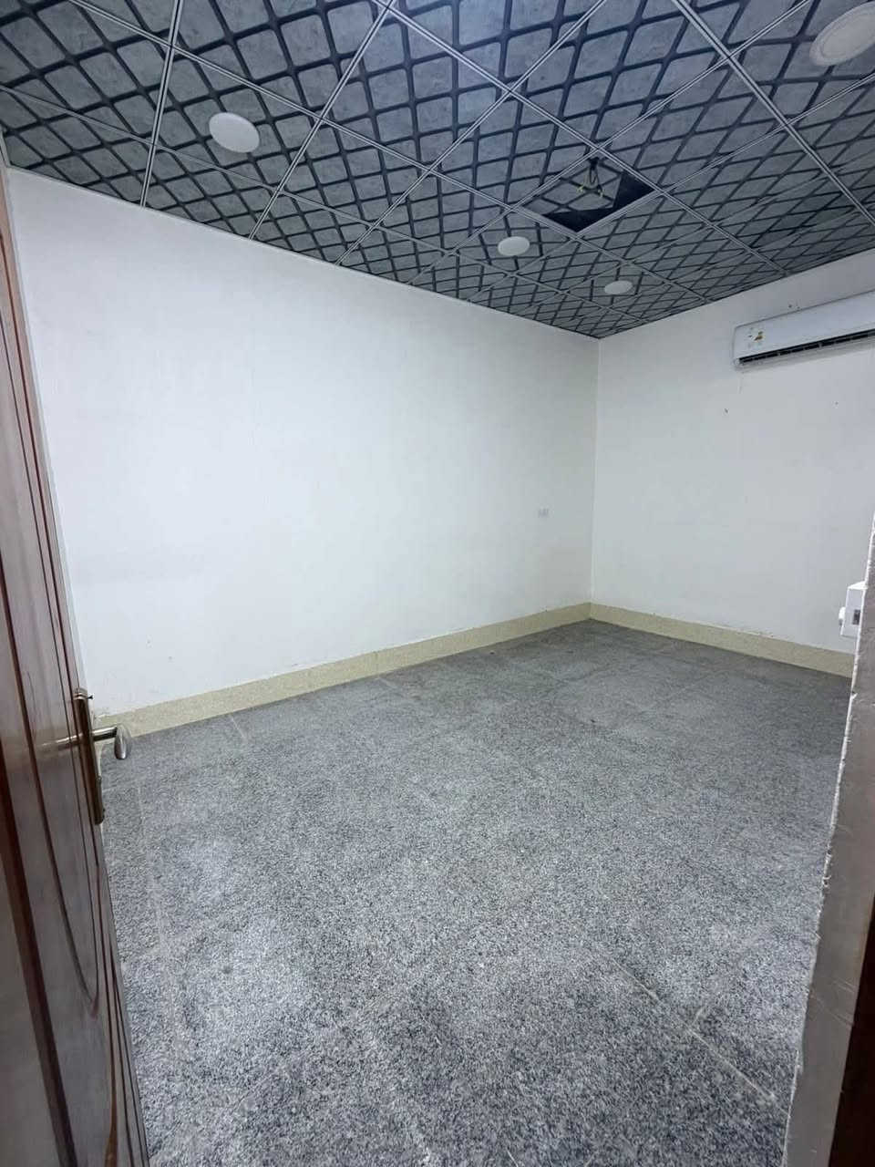 سعر الايجار 350 الف #مشتمل_للايجار 📍 العنوان: أم الخيل – قرب الكلية المفتوحة
🔹 يتكون من:
 • غرفتين نوم
 • صالة
 • مطبخ
 • صحيات
🔺#للاستفسار 
مكتب الماس للعقار والمقاولات العامة
 • موقع المكتب: نزلة حي المعلمين – قرب متوسطة الجزائر
 • رقم الهاتف: ***********
