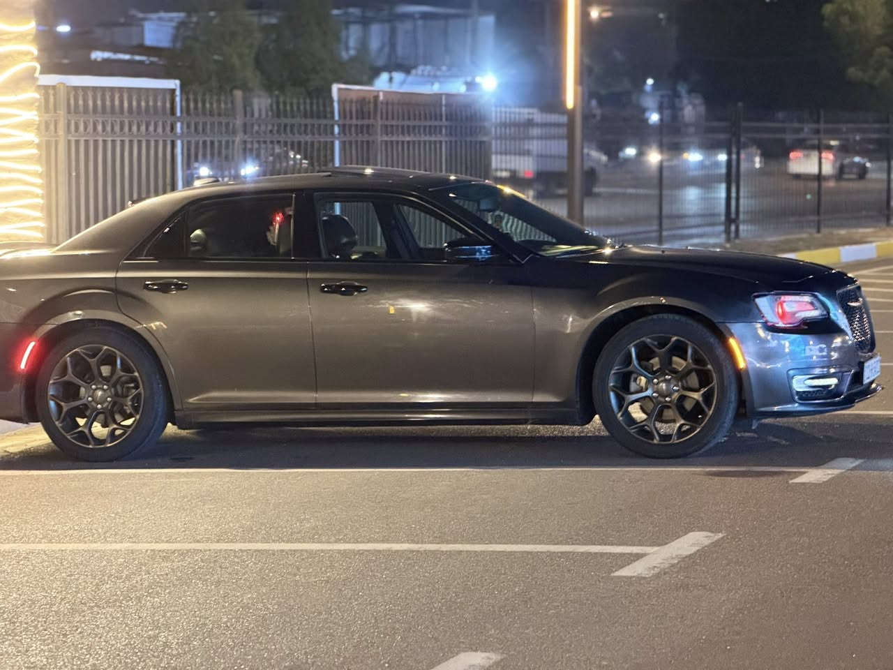 السلام عليكم ورحمة الله وبركاته

للبيع
اوباما كرايسلر 2017 وارد امريكي كلين كلين كلين بدون حادث بس بالعراق صار بيها تبديل جاملغ الايمن بسبب شخوط وخدوش وشبرين صبغ بالحافه مال بنيد غير هذه السياره مكفوله 

                       فئه  300S (گولد) لون نفطي مصدف ذهـبي

المواصفات 😗. 

الويل عنكبوت بلادي ذهبي

شفتات ستيرن

سبورت

تراكشن

بنوراما

* شاشه كبيرة مع نظام ملاحة نفكيشن GPS .

* حافظة الاكواب.

* سستم صوت مع دمام بالصندوق 

* مقصورة الركاب من الجلد الفاخر الاسود بالذهبي

* مقاعد أمامية كهربائية عدد 2 

*مقاعد أمامية وتدفئة

 *جنطة كهرباء 

 *مقاعد خلفية تدفئة . 

* تشغيل عن بعد . 

* رقم جديد

* ستيرن كهربائي . 

* تدفئة ستيرن . 

* مثبت سرعة . 

* تلفون بلوتوث .

*كاميرا خلفية .

* مرايا متحسسة للاضاءة العالية 

* دخول ذكي (بصمة) 

السعر 250 
للاستفسار اكثر الاتصال على الرقم 

***********
