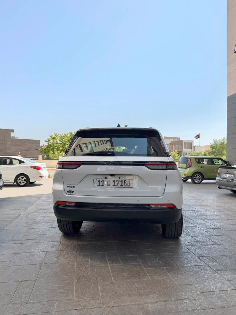 جيب موديل 2024 وكالة هارلم
جيب شيروكي 4X4 
بلاك توب     Altitude التيود 
مغلفة ppf + الجام عازل حراري 
ماشية ٦ الف 
مواصفات:

* فتحة سقف 
* قير أوتوماتيك 8 سرعات. 
* دفع رباعي (4x4) .
* ويل  اسود قياس 20 إنش.
* شاشة وسطية مع Apple CarPlay وAndroid Auto لاسلكيًا.
* شاشة عدادات رقمية .
* شاحن لاسلكي للموبايل.
* تشغيل بصمة ودخول ذكي.
* مقاعد أمامية مدفأة مع مقود مدفأ.
* كاميرا خلفية وحساسات أمامية وخلفية.
* مثبت سرعة متكيف (Adaptive Cruise Control).
* نظام المحافظة على المسار.
* نظام مراقبة النقطة العمياء.
* رادار طوارئ أوتوماتيكية وتحذير من الاصطدام.
* رادار خلفي التحذير عند الاصطدام .
السعر :٣٧،٥٠٠$
* السيارة مكفولة كفالة عامة 
العنوان 
حي الجهاد 
***********
