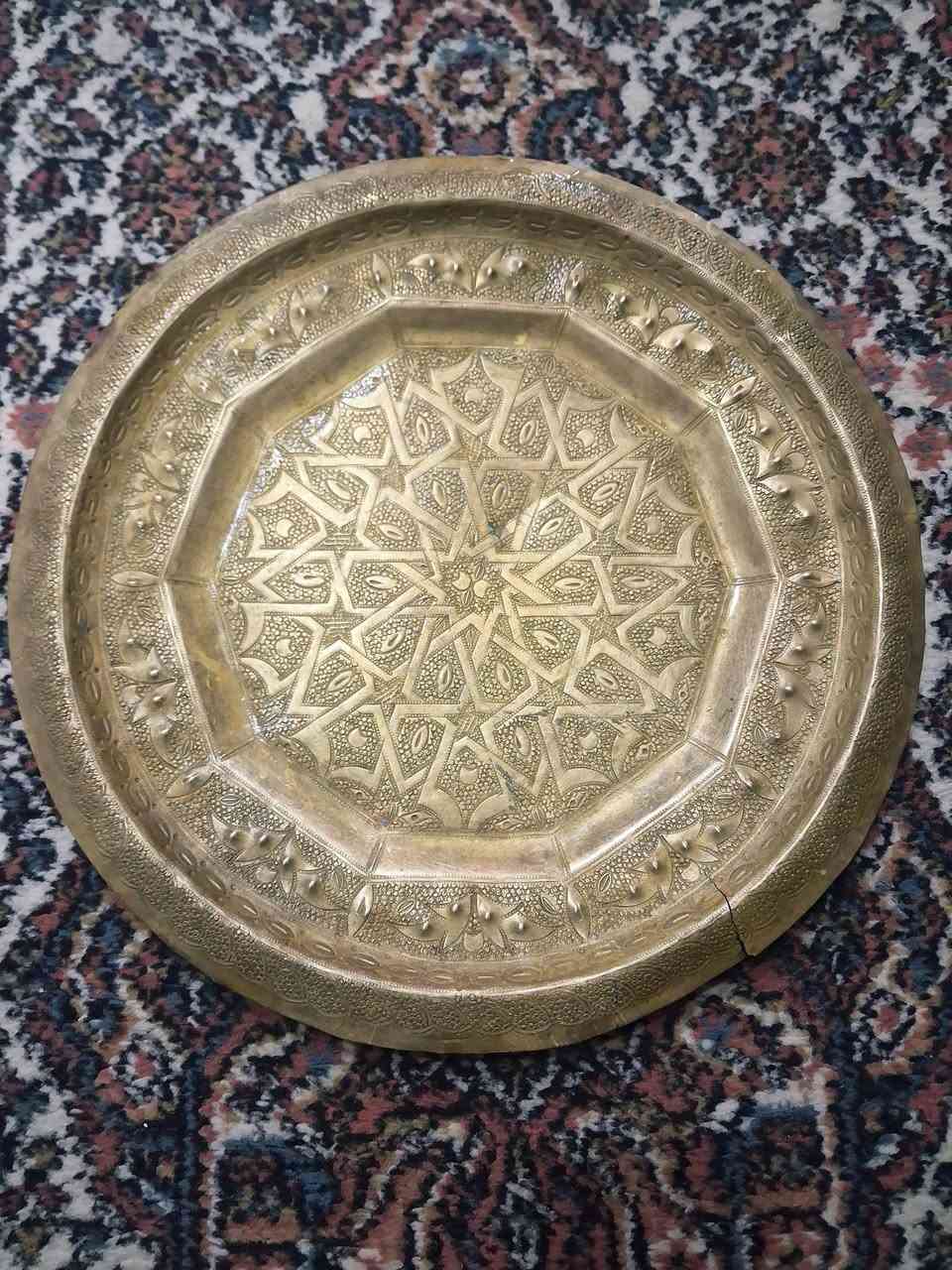 صينية نحاس مزخرفة بنقوش شرقية هندسية أنيقة، شغل يدوي ولمسة تراثية فخمة، مناسبة للتقديم أو للديكور وتضيف جمال خاص لأي مكان.
القطر: ٣٥ سم
بسعر حرررق ٨ دنانير


**إذا كنت صاحب هذا الإعلان وتريد حذفه لأي سبب، رجاءا أرسل رسالة إلى الدعم الفني**