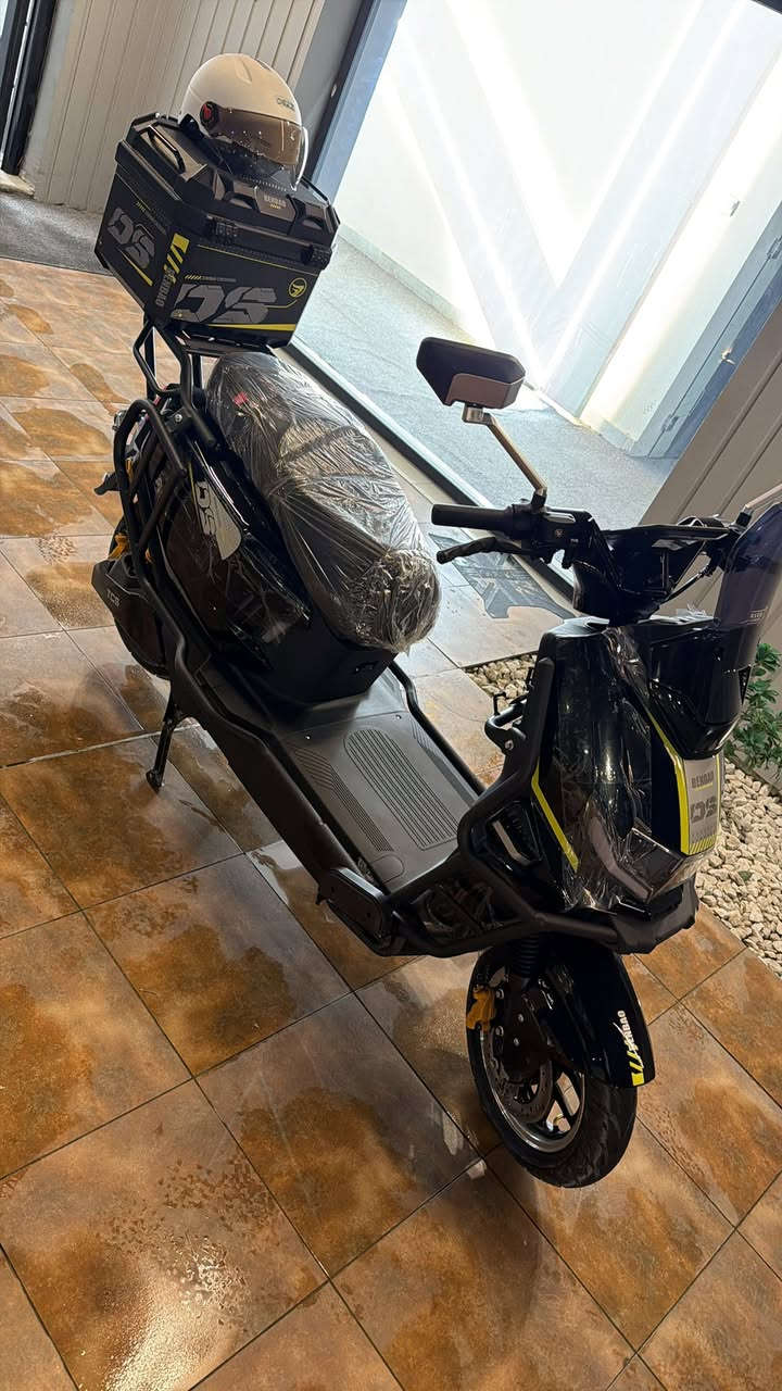 سلام وعليكم دراجه الصاعقه  سته بطاريات مسطره موديل ٢٦ ماخذه صار ٨ ايام ضبط تحكم سرعه اربعه درجات 
بريكات هاي دروليك 
مرغوبه صفر خمسه
مماشي بيها ميه كيلو ممتعدي 
وبعدها بضمان من شركه السهل الاخضر 
وعقد موجود امانه الله جديده بعده وضع شركه 
وتعرفون سعرها بيش من شركه وهذه شكل خاصتاً مرغوب
ونهايته من الاخير مليون وماخذه اني مليون ومتين وعقد موجود دبل سويج بصمه تشغيل عن بعد بلوتوث سماعات صفح رقمي ***********
