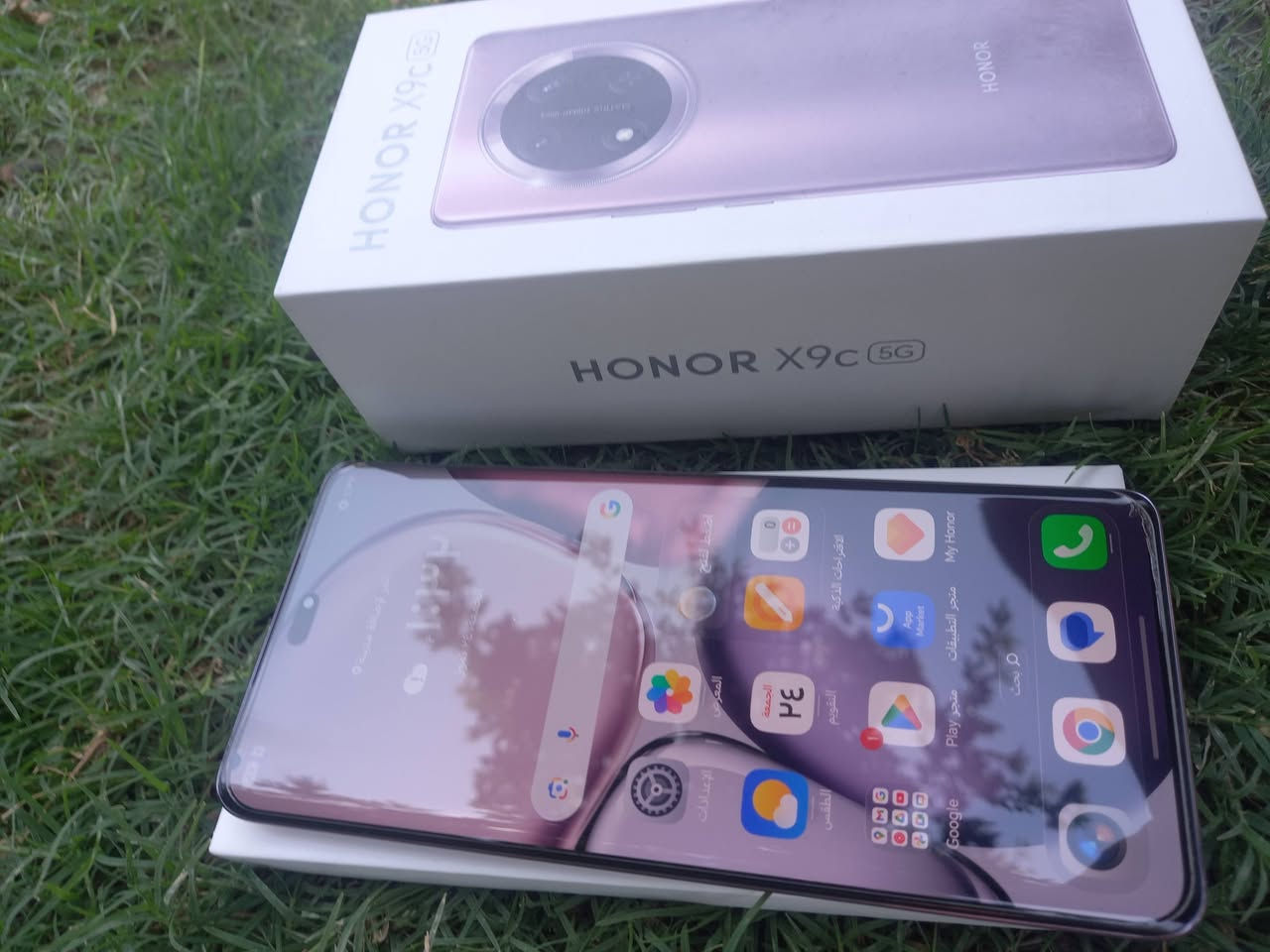 متاح HONOR9Cذاكره256رام12+12
جهاز شرط فقط بي هاي الملاحظه مثل ما واضح بالصور نقطه بسيطه كلش بطرف الشاشه وجهاز ضمان وكفاله من كل خلل او عيب ثلاث ايام ...
سعر 325معا كارتون وملحقاتها كامل
تواصل خاص***********
المواصفات الرئيسية للجهاز
الشاشة
: منحنية من نوع AMOLED بمقاس 6.78 إنش، تدعم معدل تحديث 120Hz وسطوعًا عاليًا جداً يصل إلى 4000 شمعة.
المعالج
: من نوع Qualcomm Snapdragon 6 Gen 1 بدقة تصنيع 4 نانومتر.الذاكرة العشوائية: 12 جيجابايت فعليّة، وتدعم ميزة توسيع الرام (RAM Turbo) لإضافة ذاكرة افتراضية إضافية.
البطارية: 
ضخمة بسعة 6,600 مللي أمبير تدعم الشحن السريع بقوة 66 واط.
الكاميرا الخلفية
: أساسية بدقة 108 ميجابكسل تدعم التثبيت البصري (OIS)، مع كاميرا واسعة بدقة 5 ميجابكسل.الكاميرا الأمامية: بدقة 16 ميجابكسل.المتانة: 
الهاتف معزز بتقنيات متطورة لمقاومة السقوط من ارتفاع يصل إلى مترين، ومقاوم للماء والغبار بمعيار IP65M.
