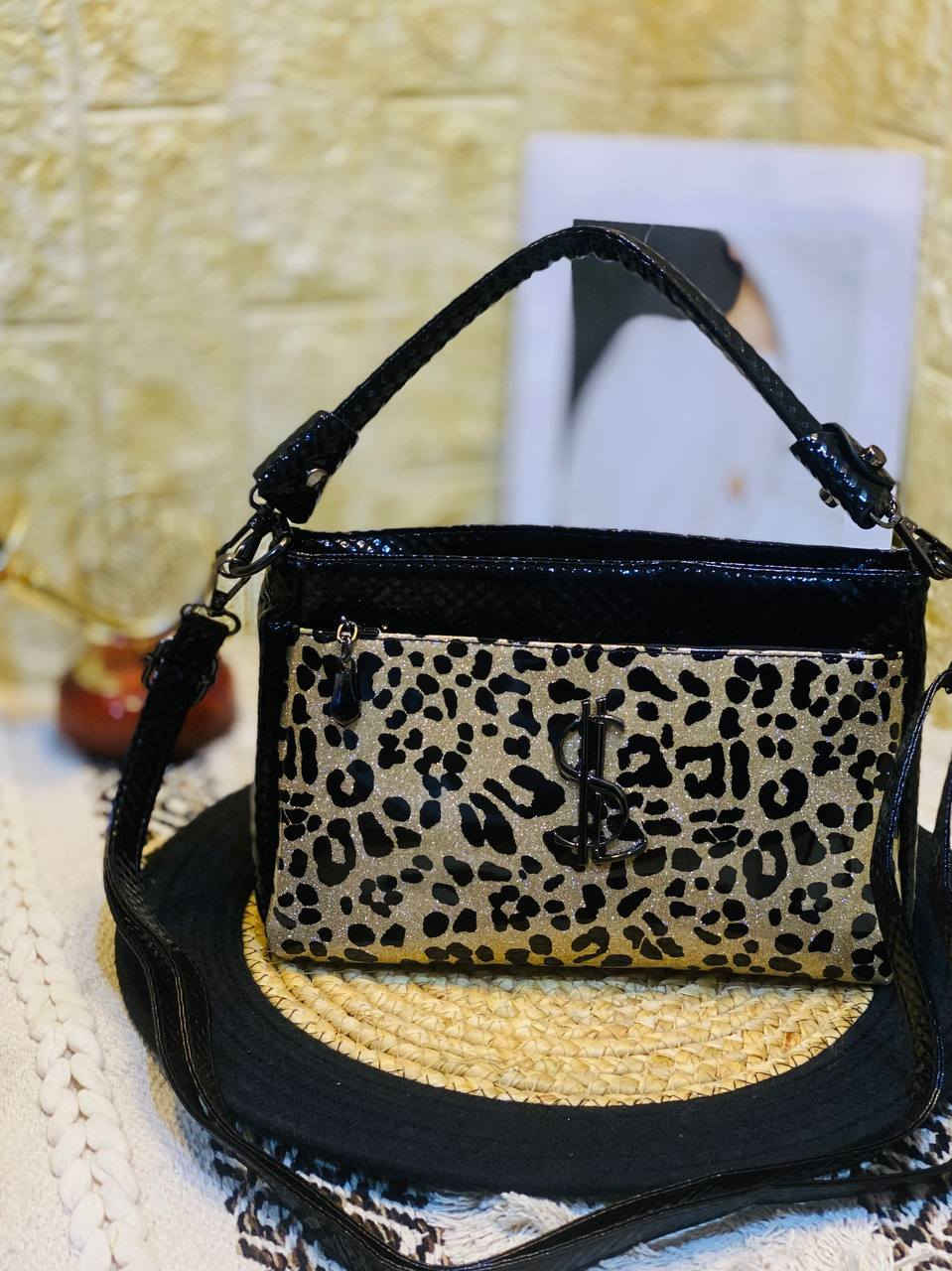 💢أفخم الحقائب النسائية💢
تشكيلة حقائب (روغان)
حقيبة دزاين جديد 😘
لموسم 🍂-2025

حقيبة (روغان) جلد لامع #درجة اولى حجم وسط 5سحابات/3 خانات +سير كتف اضافي وحزام كتف ✅  تشكيلة رووووعة الوان رقية جدا🔝💯
———————————
حقيبه نسائي جلد الاصلي 
موديلات حديثة وجميلة
كوالتي عالي جدا 👍♥️
السعر ١٢ الف 
🚘 يوجد خدمة توصيل لجميع محافظات العراق ٤ الاف🚘


**إذا كنت صاحب هذا الإعلان وتريد حذفه لأي سبب، رجاءا أرسل رسالة إلى الدعم الفني**