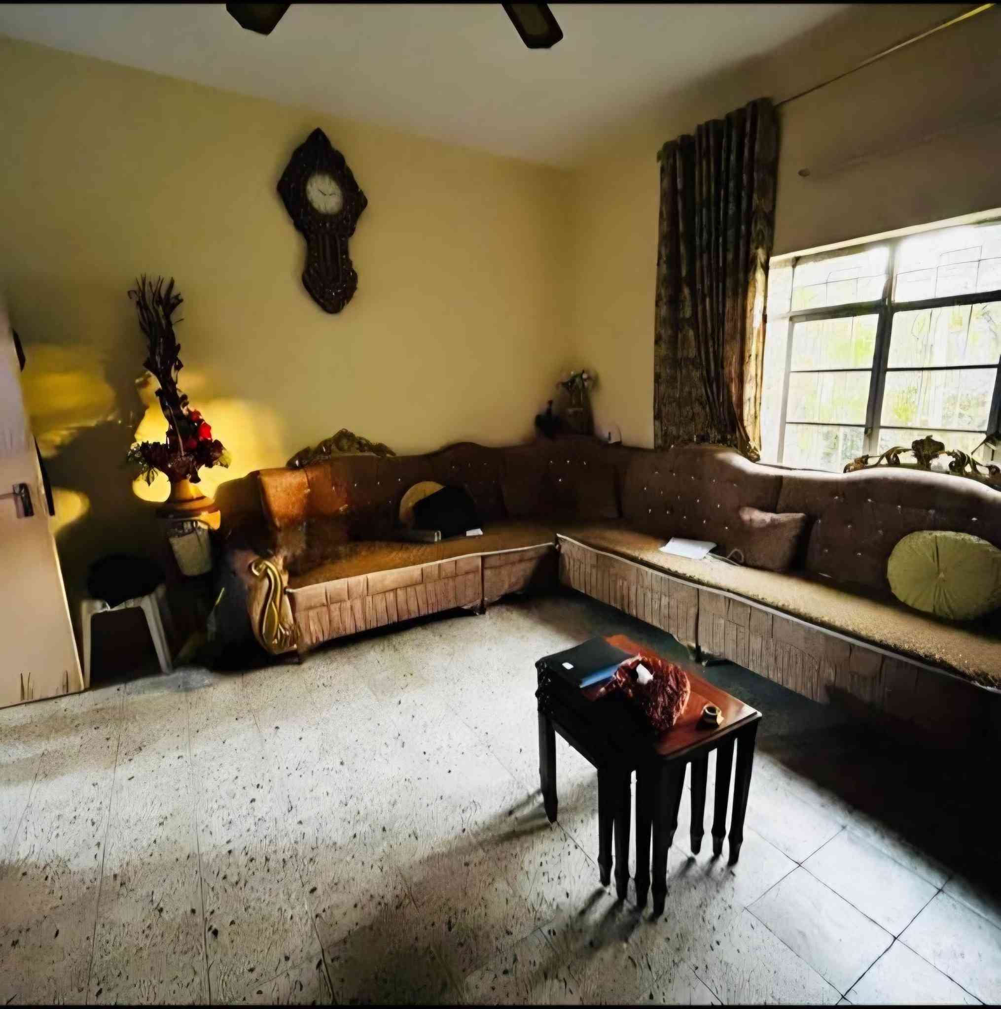 دار للبيع في حي الحدباء طابقين المساحة 116 م واقع حال 120 م واجهه 6 م 3 غرف نوم هول واستقبال ومشتملات شارع واسع 15 م اتجاه قبلة .
***********
***********
عقارات الصفوة  حي المصارف قرب جامع سعدي مهدي
