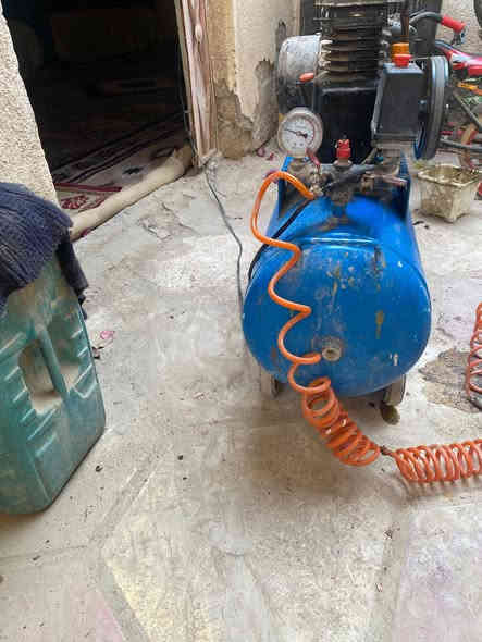 كمبريسر. 50 لتر للبيع شغال وكامل 
ماطور وتاروسة شرط
السعر 140 
***********
