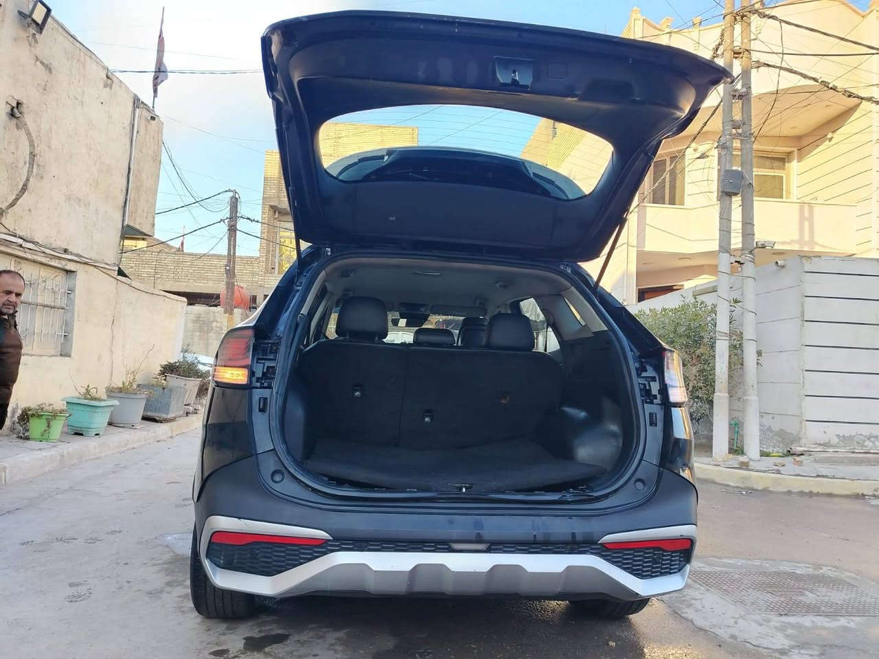 السلام عليكم....
للبيع: كيا سبورتيج 2023 - الشكل الجديد 
​المواصفات العامة:
​نوع السيارة: كيا سبورتيج 
​سنة الموديل: 2023.
​المحرك: 2.5L GDI (THETA III) - المحرك الكبير والقوي.
​المواصفات: وارد أمريكي 
​الأنظمة والتقنيات المتوفرة:
​شاشة لمس كبيرة: 12.3 inch.
​لوحة عدادات ديجيتال: 
​أنظمة الأمان: نظام مكابح ABS ونظام ثبات إلكتروني ESC.
​الراحة: تدفئة  كراسي 
​تقنيات مساعدة: رادار أمامي، كاميرا خلفية، ونظام الملاحة (AVN).
​إضافات: شاحن لاسلكي 
 وحساسات ضغط الإطارات.
السعر 178 ورقة
بغداد
*********** بغداد, العراق
