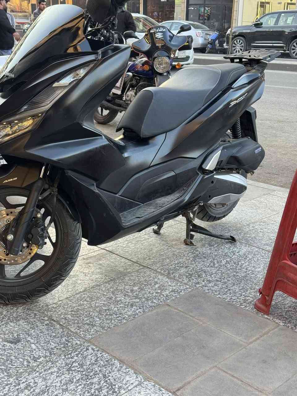 دراجة pcx فيتنامي 125cc
نطام abs للبريكات
جديدة جدا 
مابيها اي نقص ترايك محافظات 
السعر ١٨ بيها مجال للشراي
***********
