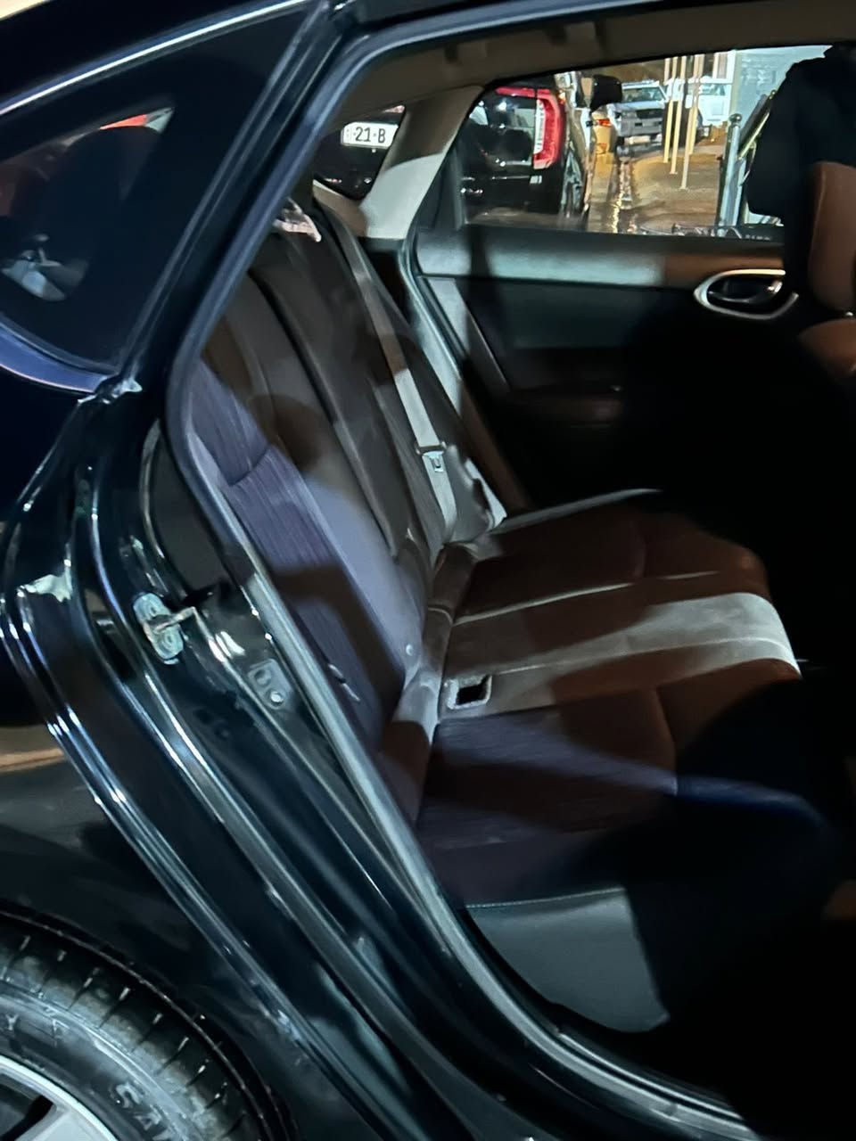 2018 سنترهSv مواصفات حلوه شاشه جبير بصمه تحكم استيرن كشنات تدفئه تبريد  تبريد لمس
حجر بلادي. رادار  بلادي  صدر جديد تاير جديد 
مواصفات حلوه. 
ماشيه قليل 55 ميل 
يعني 84 كيلو متر
السعر ١١٦ 
***********
