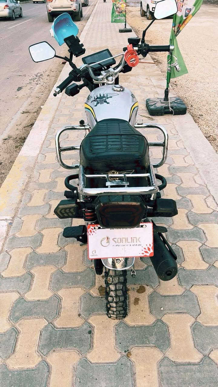 السلام عليكم الدراجه للبيع سعر 900 و بيه مجال للشراي الدراجه سولنك موديل 25 المكينه 200cc الدراجه شبه زيرو و الملحقات الي بصور وياها مثل درع المكينه و ستاند الجهاز اورق ما بيه *********** رقم مكاني فلوجه حي شهداء
