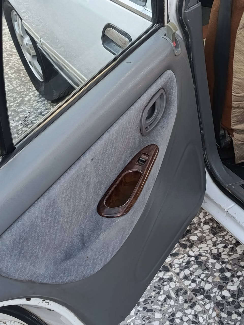 دايو برنس  موديل  1997  الون ابيض
رقم بغداد مشروع وطني رقم جديد وهزه جديده
كير وتماتيك.
تبريد ثلج 
محرك مفتوح 2000
كير ومحرك خير من الله
 بيه نعومه فول  
تخم تاير باتري جديد 
السيارة اماكن قليله صبغ  
شواصي حيل نظاف
صدر خلفي أمامي جديد 
غرفتها جديده دواخلها جدد بطاين حلوه 
السعر 40 بيها مجال للشراي 
مكان سيارة بغداد
***********
