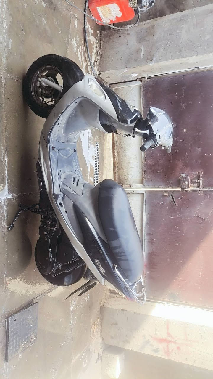 سلام عليكم دراجة ماكس منغولي بوشه55 محرك ناعم لاتنقيص ولا تبخير كهربائيات شغاله سلف هندر لايتات نقص بس دشبول وجاملق  امامي مكسور سعر 350 بي مجال قليل مكاني شعب حي اور سبع قصور. ***********
