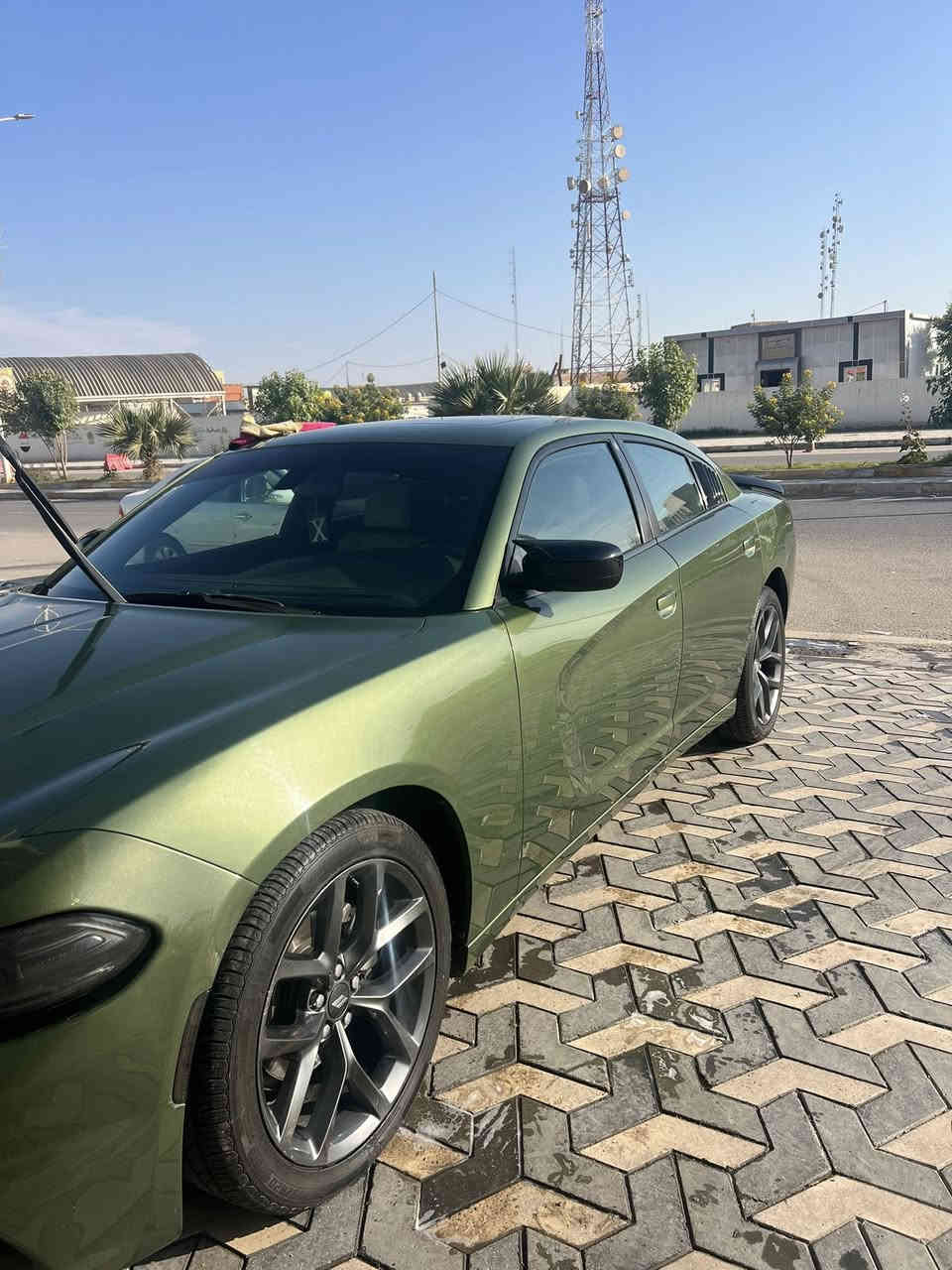 السلام عليكم
جارجر sxt2020 اصل بسمي رقم بغداد 
فول موصفوات واحد ع واحد 
داخله تقرير تعمل وتسير 
وهنا بالعراق باب خلف السايق نضرب ضربه خفيفه ونصبغ يعني لا دوسه ولا اي شي ضرر بيها والباقي كفاله عامه 
ماشيه 50 الف
سعرها 240$ وبيها مجال قليل 
السيارة ايدي بيها وماناقصها اي شي
مكاني الناصرية مركز 
***********
