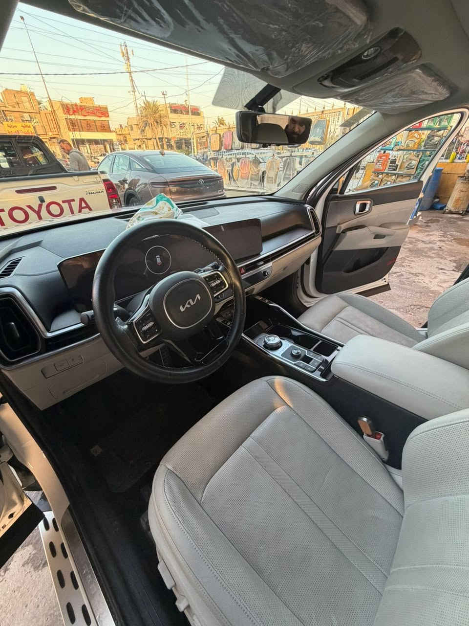 كيا سورنتو 
ستة سلندر 
فول مواصفات وكالة نيم | nim
السيارة مكفولة كفالة عامة 
محرك v6 
بانوراما 
خمس كامرات 360 درجة
حساسات 360 درجة 
كشنات ميموري 
كشنات تدفئة تبريد 
بردات بالابواب 
دوسات 
اريل نفكيتر 
صندوك كهرباء 
تشتغل كامرة من تفتح اشارة 
داخل ابيض ملكي
كشنات vip منفصل 
السيارة ماشية 48 كيلو متر 
مكان السيارة بغداد / البلديات 
وهذا رقمي : ***********
