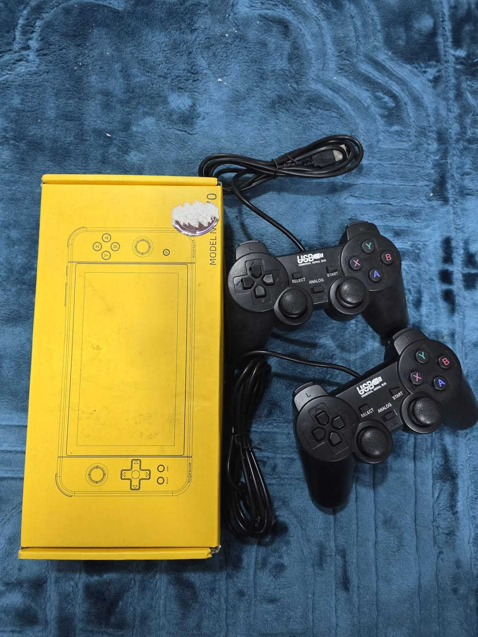 جهاز العاب شبيه نتيندو سويج
يحتوي على عدة محاكيات من ضمنها سوني 1 وسيكا واتاري وكيم بوي ودريم كاست  
يحتوي على منفذ شحن ومنافذ يدات ومنفذ HD للعرض على شاشة ومنفذ سماعات
غراضه كامله كارتون وكيبل شحن ويدات وتوصالات
مع ميموري 32 كيكه مليان العاب 
الجهاز كلش كلش نضيف مستخدم مرتين ثلاثة مشحون مرة لو مرتين فقط 
السعر ٧٥ الف


**إذا كنت صاحب هذا الإعلان وتريد حذفه لأي سبب، رجاءا أرسل رسالة إلى الدعم الفني**