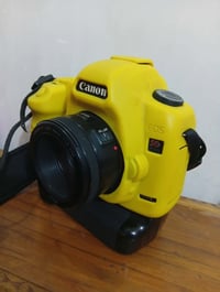 كامره  /5D/6400 عدسه50 ماركت 2  مستعجل على بيعته  سعر 600وبيه مجال 077...