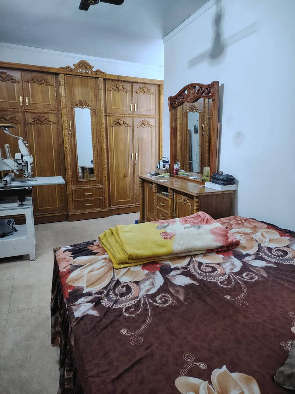 يعلن مكتب أحمد عاشور الوحيلي للعقارات 🏡عن توفر دار 
للبيع بموقع مطلوب في حي تونس – آفاق عربية، قرب السكني.

📍 تفاصيل العقار:

* 📐 المساحة: 147 متر
* 📄 نوع العقار: طابو زراعي – سند 25
* 🛏️ 5 غرف نوم
* 🚿 صحيات عدد 2
* 📦 مخزن في السطح
* 🛣️ يقع على شارع بعرض 10 أمتار
* 💧⚡ خدمات متكاملة: مياه، مجاري، كهرباء، وتبليط

✅ موقع هادئ ومميز، قريب من جميع الخدمات، ويعد خيارًا مثاليًا للعائلة أو للاستثمار.

📞 للاستفسار والمعاينة، ***********كرار الوحيلي📞مراجعة مكتب أحمد عاشور الوحيلي للعقارات
