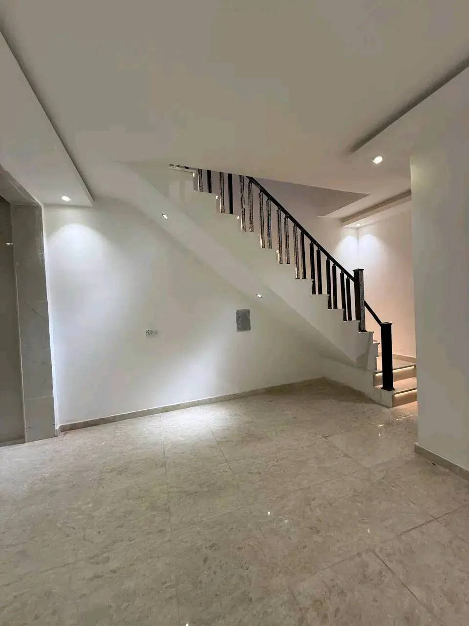 للبيع 100  متر طابقيين 3 غرف نوم 
واجهة 7 ونص 
السعر   350   وبي مجال 
بناء حديث درجه اولى مودرن 
طابو صرف سكني 
الدوره  مدخل ابو طيارة اول فرع
الاستفسار الاتصال على حليم   ***********
