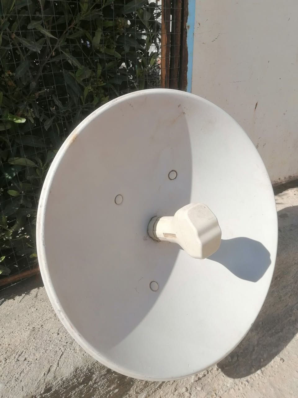 السلام عليكم
عندي هذني الصحونه ثلاثه واحد كامل وثنين بس الصحن للبيع ***********
