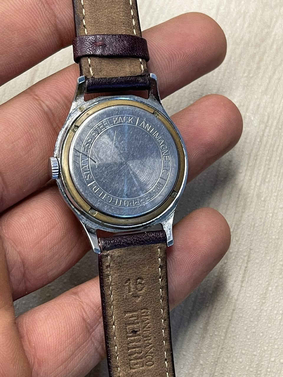⌚ ساعة ڤينتج أصلية من Kienzle⁠� الألمانية
• صناعة ألمانية أصلية
• حركة ميكانيكية يدوية (Manual Wind)
• قطر الساعة : 32.5
• مكتوب على الماكينة: 17 Jewels
• خاصية مقاومة المغناطيسية (Antimagnetic)
• تصميم كلاسيكي أنيق مع أرقام ذهبية وسوار جلدي
• يرجّح أن تاريخ صناعتها بين الخمسينات والستينات
ساعة مميزة لعشاق الساعات الكلاسيكية والقطع النادرة، تجمع بين البساطة والفخامة بروح الزمن الجميل ✨


**إذا كنت صاحب هذا الإعلان وتريد حذفه لأي سبب، رجاءا أرسل رسالة إلى الدعم الفني**