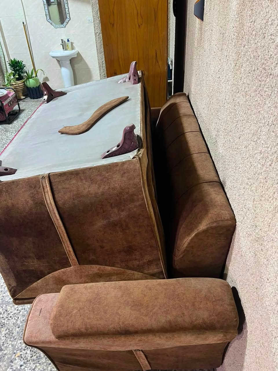 للبيع كنتور خشب خانتين+تخم قنفات قطعتين مستخدم نظيف والاسنفنج ممتاز فقط خلع بسيط في الاركان يحتاج تصليح.
السعر: 200,000
المكان:بغداد الشعب 
***********
