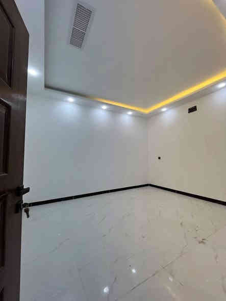 للبيع - بيت في حي الصديق 👍

*المواصفات:*

- *المساحة:* ١٠٠ متر مربع 🏠

- *الواجهة:* ١٠ متر 🌆
- *البناء:* حديث زيرو 🔝

- *الشارع:* ١٥ متر 

*التفاصيل:*

- *طابق - *الطابق الأول:*. كراج 🚗هول 🏠 استقبال 👥. مطبخ  مناور صحيات 🚽 غرفة نوم  *الطابق الثاني:*
. ثلاث غرف نوم 🛏️2. هول  3. صحيات 🚽
سعر 240 مليون 
للإستفسار مراجعة المكتب او الاتصال على الأرقام التالية   عمار العبيدي   

***********

*********** واتساب

  ايمن   

 ‏‪0750 214 4093‬‏    ‏

‏‪0775 630 2993‬‏ واتساب

   اوس 

‏ ‭0770 287 3744

‏  ‬ ‭0750 219 5078‬    

ابو سند 

‭0 775 714 2899‬

عنوان المكتب حي النور سايدين دانية ماركت مقابل افران الرائد   #الرواسي_للعقار
