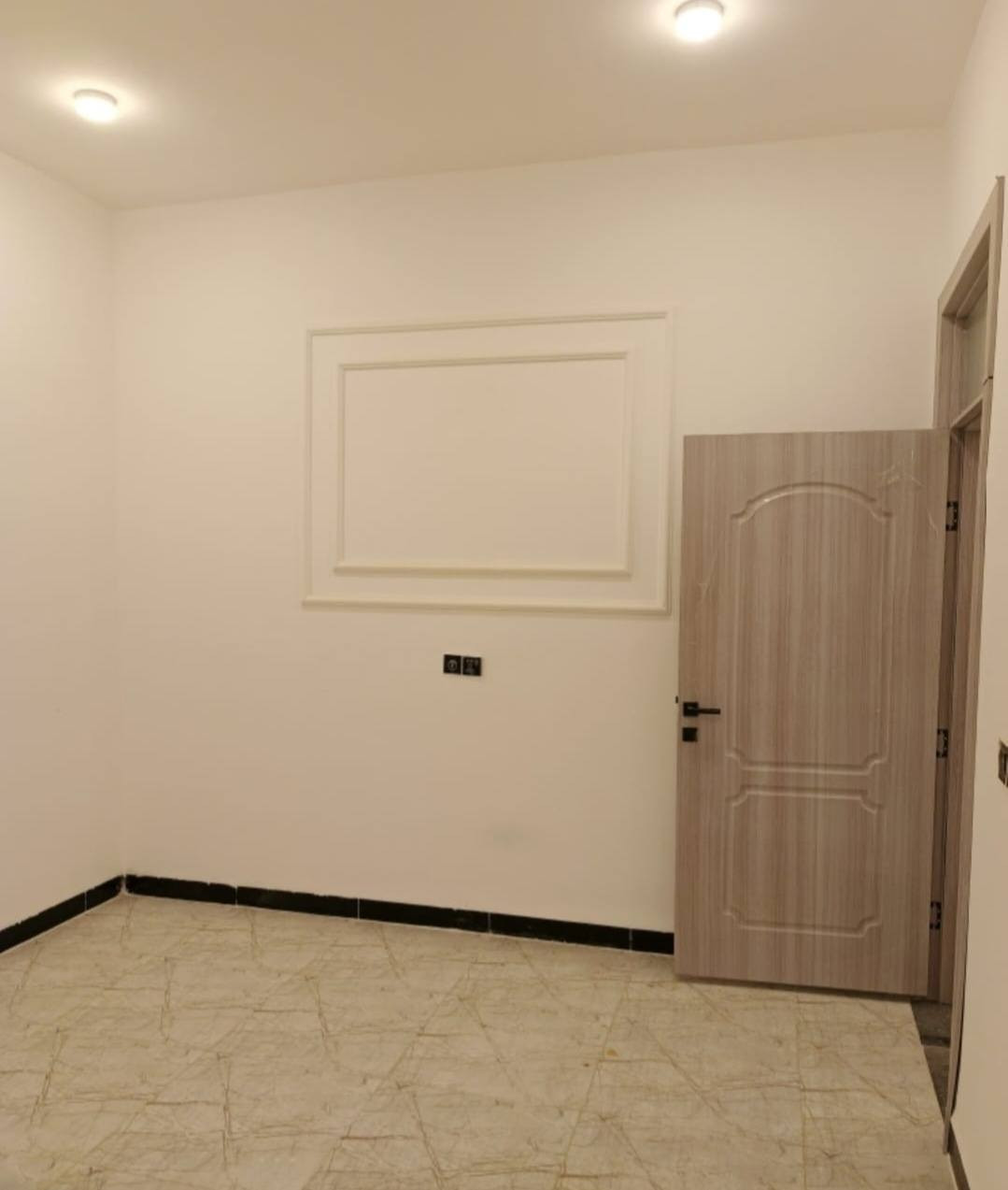 دار سكن للبيع زراعي سند 25   100.متر  بناء حديث كونكريت مسلح   يتكون من غرفة نوم صاله استقبال مطبخ مفتوح علئ الصاله صحيات  داخليه وخارجيه  التقيه الثالثه قرب مجمع الروان السعر 50 مليون الاستفسار الاتصال بالرقم ***********
