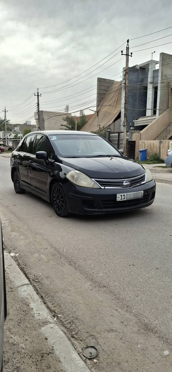 السلام عليكم
نيسان فيرسا موديل 2008 
رقم بغداد دولي بأسمي 
كير محرك نضيفات 
صدر نظيف . تبريد شغال 
كير اوتوماتيك . محرك 1800 
شاشه + كامره خلفيه + بصمه صندوك 
↖️السياره مصبوغه حزام ↗️
مكان السيارة بغداد العامريه 
السعر 65 وبيها مجال 
للاستفسار ( *********** )
