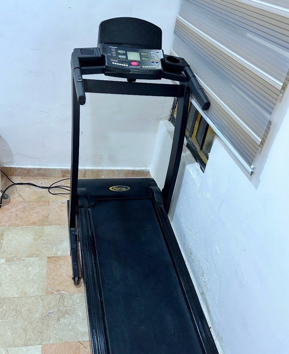 جهاز السير الكهربائي للبيع بحالة ممتازة. يساعدك على ممارسة التمارين الرياضية في المنزل بكل سهولة وراحة. الشاشة تعرض الوقت والسرعة وغيرها من الإعدادات. الجهاز مُجهز ليوفر لك تجربة جري رائعة داخل المنزل.