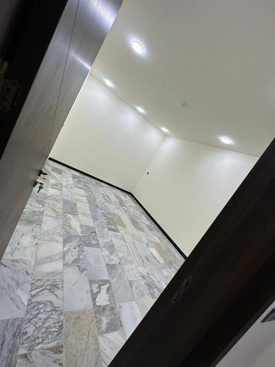 للبيع بيت 135م واجهه6 زيرو مودرن في الغدير / محلة 706 قرب مدرسة المعالي
 مدخلين (صالة ومطبخ)+ هول غرفة نوم أرضية+مناور عدد2 _ الطابق الثاني:
3 غرف نوم (1غرفة سويت+دريسنك روم)
3 حمامات
واجهه وارضيه مرمر.
مكتب سما للوساطه العقارية
***********
***********
