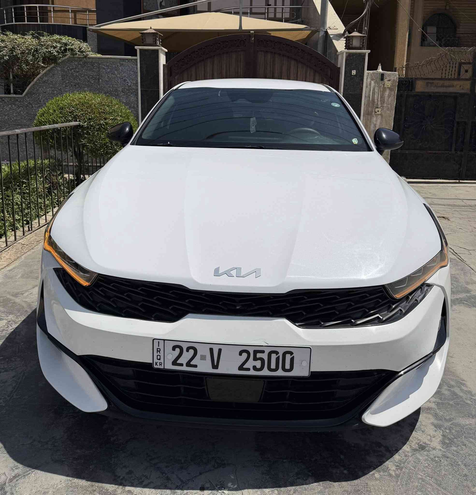 🚘 للبيع Kia K5 GT-Line موديل 2024
📍 رقم أربيل تحويل ثاني يوم
📍 المكان: بغداد – المشتل
السيارة مظللة بالكامل ولديها رخصة رسمية من دائرة المرور
✅ بدون دواخل
✅ بدون إيرباك
✅ جاملغ أمامي طخة بسيطة صبغ ع كد شبر ابيع قطعة 
✅ باب السائق كلير أمريكا
✅ الباب الخلفي بارد بسيط  عكد شبر
✅ الجاملغ الخلفي صبغ 
✅ القبغ الجنطة بغصه عكد شبر مال تحميل

🎨 اللون: أبيض
🔥 محرك 1600 تيربو
جاهزه السياره من كل النواحي ومابيها نقص 
🌟 المواصفات:
• داخلية ماروني مغلفه ارضيه بل كامل رياضي
• كشنات جلد + تدفئة
• ستيرن تدفئة
• تشغيل عن بعد
• بصمة + هاند بريك بصمة
• شحن هاتف لاسلكي
• قيادة ذاتية على الخطوط السريعة
• مثبت سرعة / ماشيه 60
• AUTO HOLD
• أوتو بريك
• كير أوتو + عادي

🛡️ أنظمة الأمان:
• ABS
• مانع انزلاق
• حساسات إطارات
• رادار أمامي وجانبي
• مراقبة النقطة العمياء
• رادار الخطوط البيضاء
• توقف ذاتي عند الرجوع

💡 الإضافات:
• لايتات 4 عدسات
• LED + زينون
• بك لايت LED
• مصابيح ضباب LED
• كامرة دوارة
• شاشة + شاشة أعطال
• نظام ملاحة (خريطة)
• Apple CarPlay / Android Auto لاسلكي
• بلوتوث + AUX + USB
• فول تحكم ستيرن
• أشاير بالمرايا
• مقعد كهربائي
• ويلكم لايت رياضي
• أنظمة قيادة: Eco / Sport / Smart / Normal

💰 السعر: 172$ دولار وبيها مجال  

📞 للاستفسار: ***********
✅ متوفر واتساب
