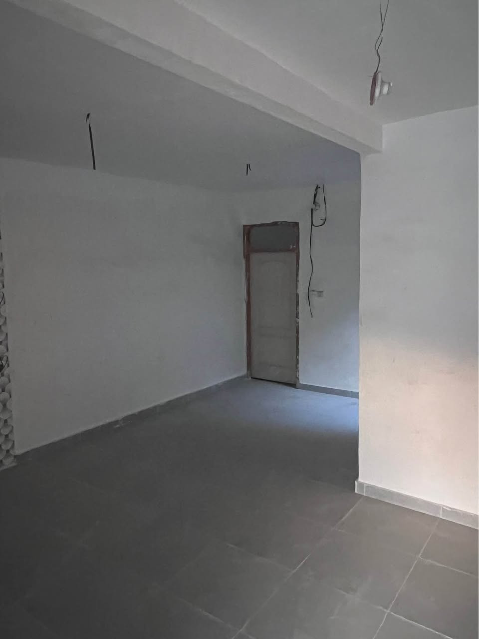 � دار للبيع – موقع مميز جداً

🔹 المساحة: 100 متر مربع
🔹 نوع العقد: زراعي
🔹 الموقع: مقابل المطار مباشرة – قرب باب الخروج

✨ تفاصيل الدار:
▪️ أساس صب متين وبناء بلوك
▪️ أرضية بورسلين بالكامل
▪️ كراج 
▪️ عدد (2) صحيات
▪️ استقبال (هول) واسع
▪️ مطبخ مفتوح ومطل على الهول
▪️ غرفة نوم واحدة

📍 موقع حيوي وقريب من الخدمات، فرصة مناسبة للسكن أو الاستثمار.

للاستفسار والمشاهدة يرجى التواصل ***********
