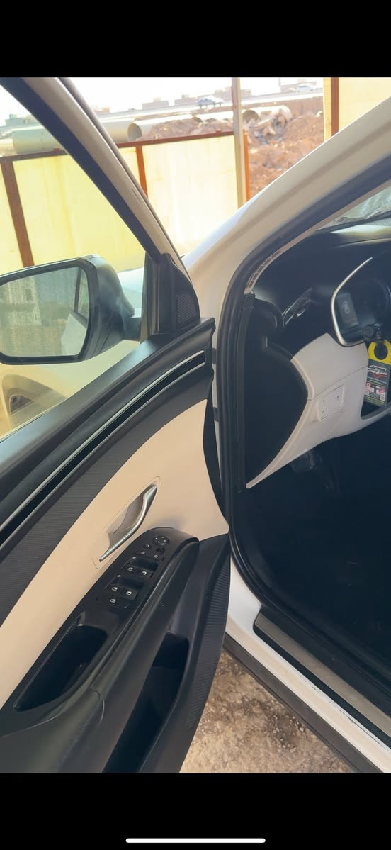 هونداي توسان 2021
فئة Limited 
رقم بغداد خصوصي

المحرك 2000cc  
دفع أمامي  
الممشى 130 ألف كم

المواصفات:
• شاشة ديجتل كاملة  
• Apple CarPlay  
• تشغيل عن بُعد  
• بصمة وتشغيل زر  
• مثبت سرعة  
• حساسات أمامية وخلفية  
• كاميرا خلفية  
• كشنات كهرباء  
• مانع انزلاق ABS  
• إنارة محيطية  
• ستائر خلفية  
• مصابيح LED  
• مقاعد قماش أبيض  
• مواصفات كثيرة ومعروفة بالفئة العليا

السيارة نظيفة جداً  
بدون حوادث  
فقط بارد بالجاملغ الأمامي الأيسر ودعامية

مكان بغداد
***********
