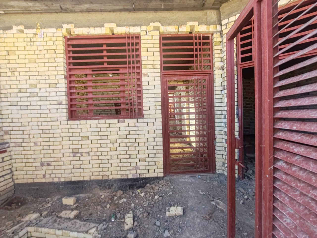 هيكل مسقف بالشهداء  مساحه ١١٠ مربعه يم الركن وجه  ٨مترو٨٠ سنتم نزال ١٢ ونص مسقف بناء درجه اولى كله طابوق عكيل دفان تراب زين شيش ماس نوعيه زينه اسمنت مقاوم شبابيك أبواب ٣ جنل قرب المدرسه خريطه مهندس *********** بيه الاتصال
