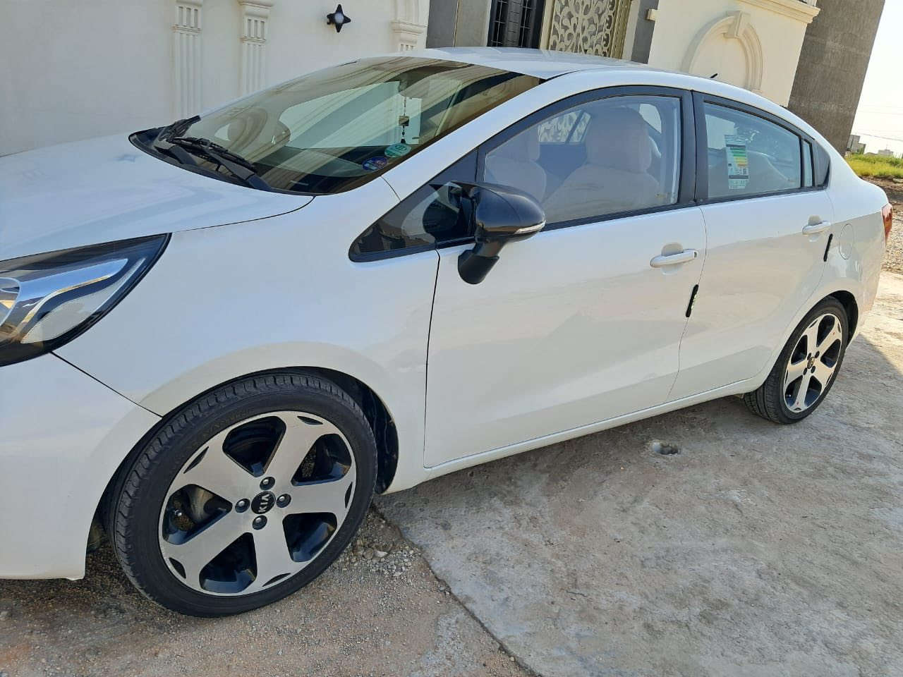 السلام عليكم
كيا ريو ٢٠١٢ للبيع 
كفالة عامة عدا الجاملغ الامامي الايمن، محرك ١٦٠٠قطرتين ،شاشة،كاميرا خلفية ، منظومة زنون ، هزتها ما نافذه، رقم انكليزي ، دوشمة جديدة ، تخم تايرات جديد ، باتري جديد ، سنوية لغاية٢٠٢٧ ، تبريد ثلج  السعر ٩٥ وبيها مجال بسيط 
السيارة بأسمي 
المكان /بغداد
***********
