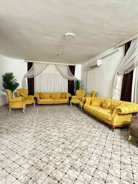 السلام عليكم تخم كيير 
2 كرويته 
4 كراسي 
نظافة 90 جديد مستعمل قليل 
ثقيل درجة أولى 

السعر 700 الف
***********
