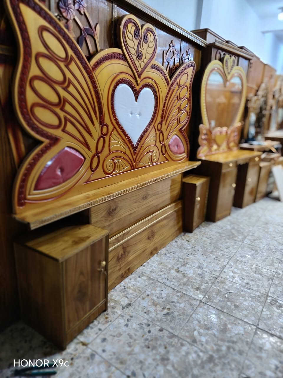 السلام عليكم غرفه كامله ام الخمس بيبان شغل نظيفه شغل درجه ثانيه طابقين شغل سوقي  طابقين شغل سوقي الوجه صاج الكنتور 5 ملم غرفه جديده كلش ما مستعمله هواي استعمال قليل جاهزه وكامله اي نقص ما بها 625 شامل الشد والتوصيل مجانا بيها مجال قليل للشراي *********** واتساب مكاني نجف ناحيه الرضويه قرب الجسر مال الرضويه
