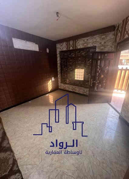 #للايجار_في_السيدية 
دار سكني مساحة 50 متر مدخلين

يحتوي على غرفتين نوم وصالة ومطبخ وخدمات 

الايجار 750 الف 

للاستفسار ***********
