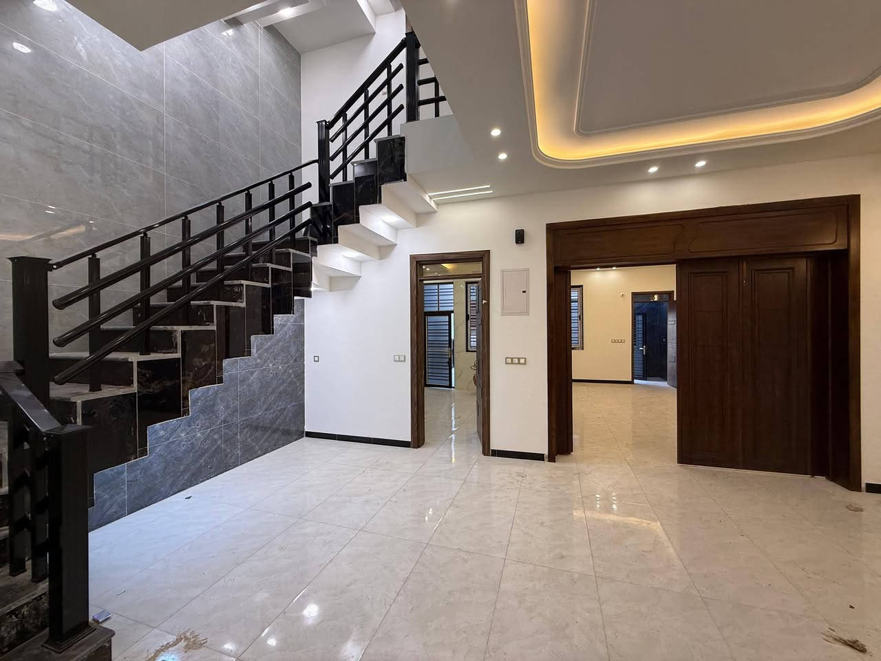 ‏‎‏دار للبيع او المراوس في النجف الاشرف
حي الجامعع
مساحه الدار  ١٥٠ م 
شارع ١٠
٤ نوم طابقين عمل درجه اولى
قرب الكفيل

‏‎  للاستفسار مراجعة مكتب العطاء للوساطه العقاريه في حي الجامعه شارع ابو حكمت مجاور باقر مول 
او الاتصال 
‏‎*********** (يتوفر واتساب)
