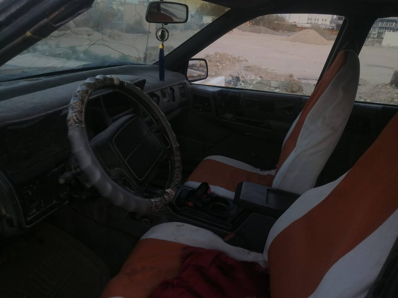 جيب شيروكي لبيع موديل 94مكينه وكير 2500 حداديه زينه تريد وكاله تريد تحويل سنويه ضايعه السعر 18وبيه مجال *********** مكان ناصريه سوك الشيوخ
