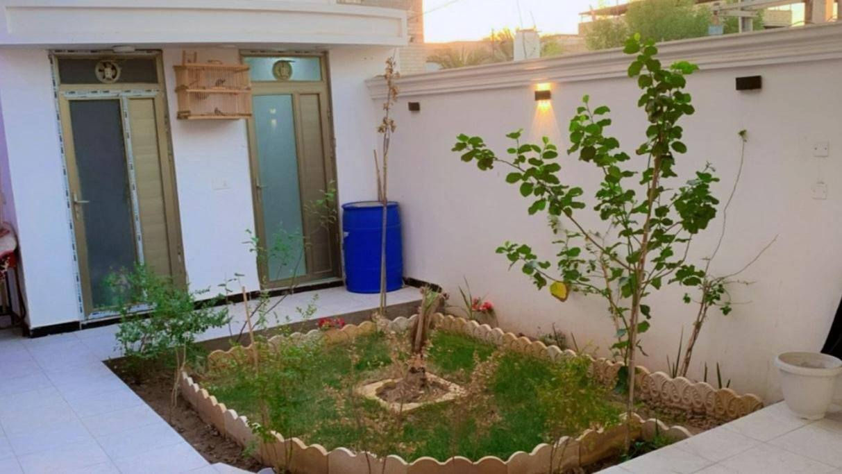 دار للبيع منطقة حي الاندلس قرب اسواق ليمونه  في شارع الجنينه  المساحه 205 واجهة البيت 10 مقابيل البيت حديقه خضراء 
 البيت بناء درجه اولى سنة 2024 شهر ال 8  يحتوي على كراج وحديقه وتواليت خارجي و استقبال كبير  وصاله  ومطبخ وغرفتين منام ومجمع صحيات داخلي ومناور 2 ومخزن صغير 
والطابق الثاني يحتوي على شقتين وغرفة منام 
الطابق الثالث يحتوي على مخزن كبير وسطح 
للاستفسار التواصل على الرقم 
*********** البصرة, العراق
