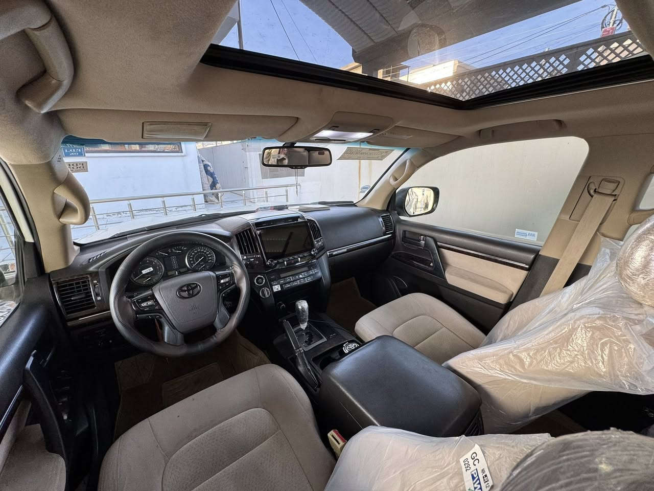 سلام عليكم :
لاندكروز موديل 2011 ستينيه اصل 
معروف الستيني فول مواصفات
السعر 255 $ورقه
السياره جاهزه بدون مصرف
محرك +كير بشرط
تخم تاير جديد 
صدر وكاله جديد 
كهربائيات كله شغال 
منظومه زينون لايت كامله 
حساسات خلفي  
كشن كهرباء 
اناره ترحيب 
بصمه تشغيل 
شاشه +كامره
نظام صوت كلش حلو
حادث السياره:
ضربه خلفيه الجاملغات +ربع القماره الخلفي
وصبغ عام  علمود يتوحد اللون بجم كبس
*********** بي واتساب
