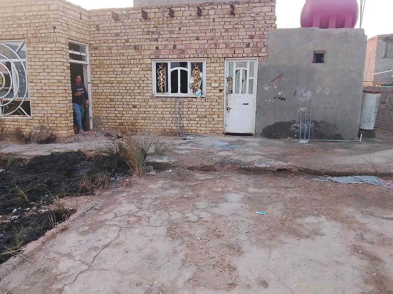 السلام عليكم من رخصت الئادمن بيت 300متر للبيع او للئيجار في حي الئمين مقابيل سفينه النجات *********** للستفسار ولبيت ركن عله شارعين وتبليط بل باب ومجاري متوفر وماء وكهرباء وشكرا
