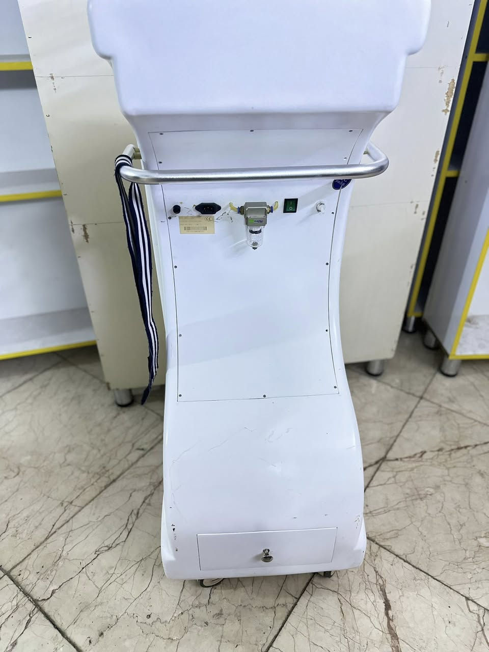 السلام عليكم
متوفر عندي جهاز نحت جسم  للبيع وهذه تفاصيله مع التقدير 💐

🔥 جهاز BUMP PLUMP الأصلي – فرصة ذهبية لمراكز التجميل 🔥

إذا تريدين تضيفين خدمة مربحة وسريعة النتائج داخل مركزج…
هذا الجهاز هو الحل 💎

✨ جهاز تكبير وشد الصدر ورفع الأرداف بتقنية Vacuum Therapy
✨ نتائج تبين من أول جلسة
✨ شد فوري + امتلاء طبيعي
✨ تحفيز الكولاجين والدورة الدموية
✨ جلسات سريعة وأرباح عالية

⸻

💡 ليش هذا الجهاز مهم لمركزكم ؟

✔ يضيف خدمة مطلوبة جداً بالسوق
✔ الزبونة ترجع أكثر من مرة
✔ أرباح الجلسة ممتازة
✔ بدون جراحة وبدون ألم
✔ سهل التشغيل

⸻

⚙️ المواصفات:

🔹 شاشة تحكم رقمية
🔹 ضبط الوقت والشدة
🔹 أوضاع شفط متعددة
🔹 نظام ضغط هوائي احترافي
🔹 تصميم ثابت على عجلات
🔹 مناسب للصالونات والعيادات

⸻

📈 استثمار مربح:

جلسة وحدة سعرها بالسوق من 40–75$
يعني الجهاز يرجع سعره خلال فترة قصيرة جداً 💰

⸻

💎 الجهاز بحالة ممتازة وجاهز للعمل

📞 للاستفسار تواصل على الواتس فقط رسائل مع الشكر 
***********
