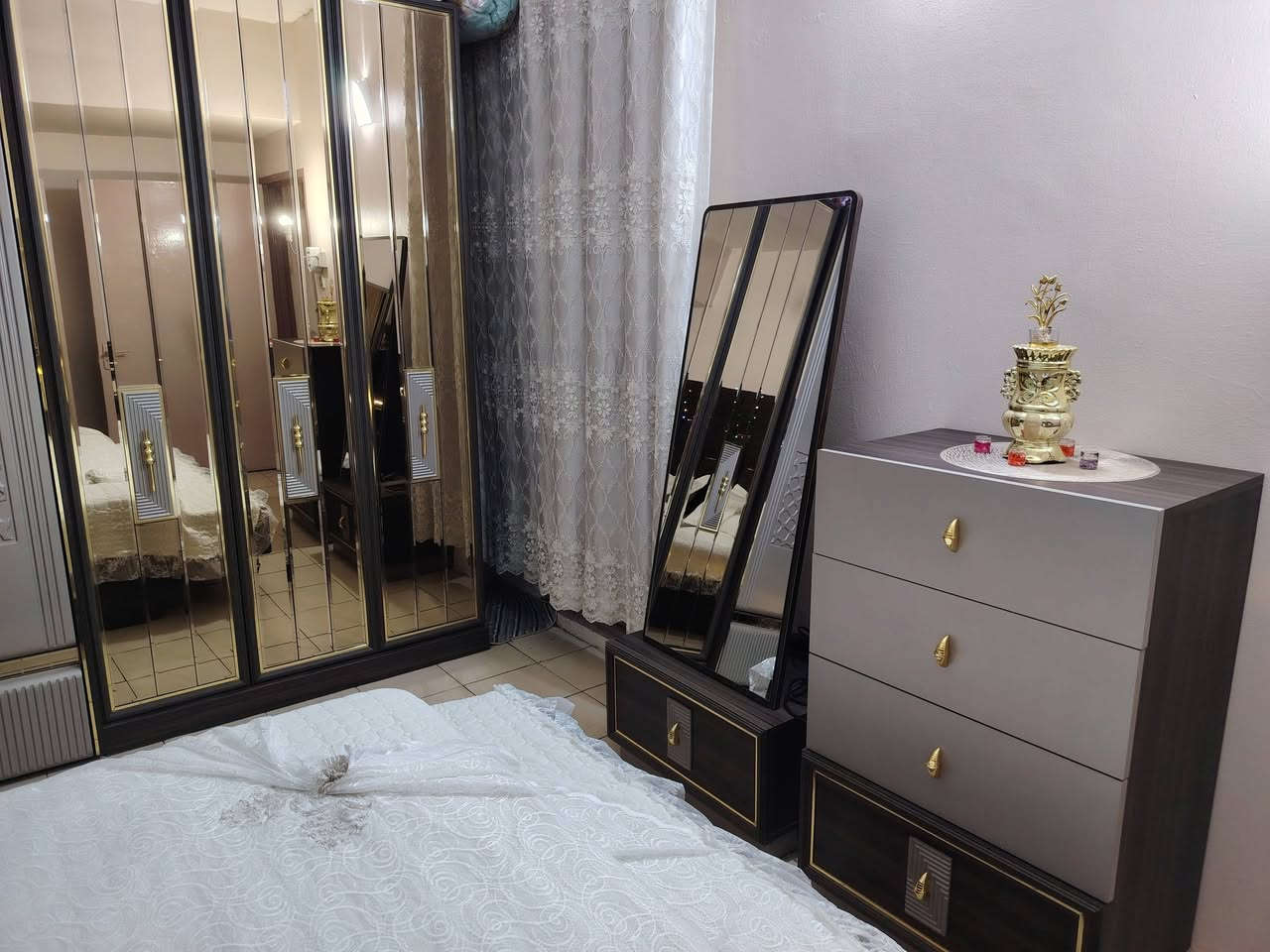 غرفة نوم خشب تركي اصلي ثقيل جدا تتكون من ٩ قطع صبغ حراري سرير مخزن حديد
اناره ذاتيه
 مشتريها ب٣ ملايين و٣٩٠
ابيعها بمليون و٧٥٠ مستعمله شي قليل مابيها جلخ
موصل شقق الخضراء الجانب الأيسر ***********
